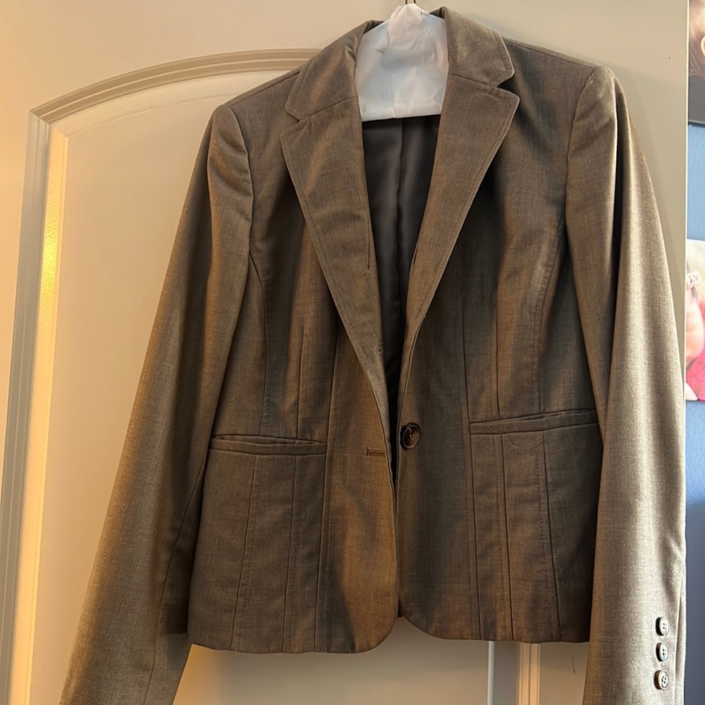 Macy’s shite - brand “Kasper” - great condition only wore 6 months. Size 6P